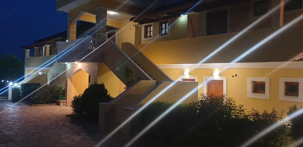 Apart-Hotel Llazari Himare Eksteriør bilde